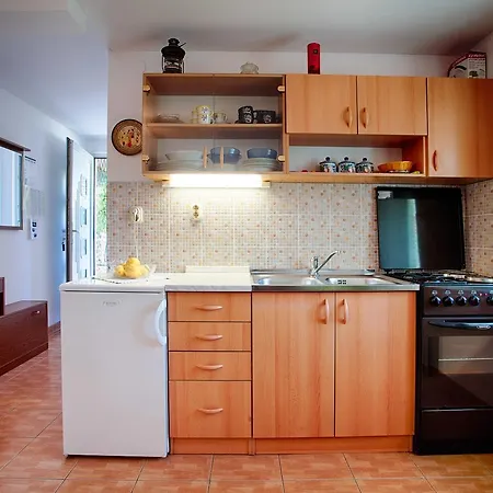 Komiza 2450a Διαμέρισμα *